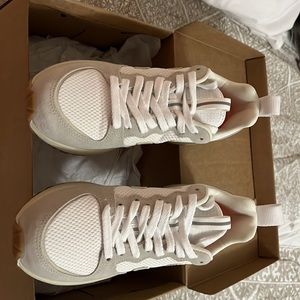 VEJA White Pierre Natural Size 7 US Brand new, never worn, new in box